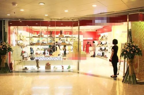 2018年，實(shí)體店就該來(lái)點(diǎn)視覺沖擊 服裝服飾零售的破局之道